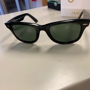 RayBan Wayfarer sunglasses in black